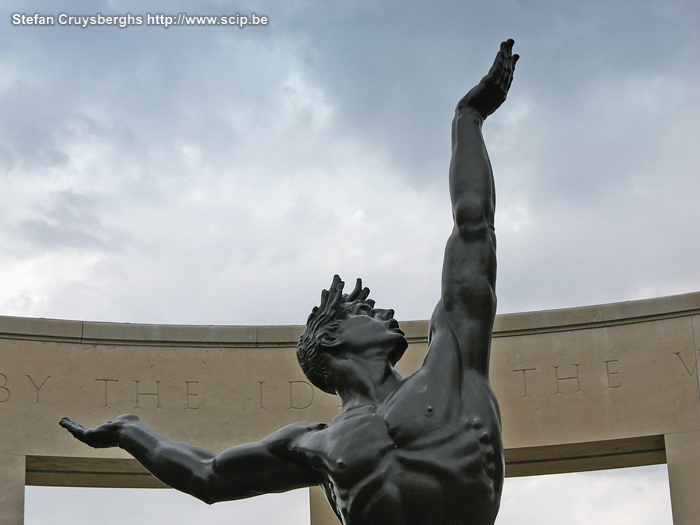 Colleville-sur-Mer Bronzen beeld met de titel 'Spirit of American Youth' op het 'World War II Normandy American Cemetery and Memorial' dat is gelegen boven op een klif met zicht op Omaha Beach in het plaatsje Colleville-sur-Mer.  Stefan Cruysberghs